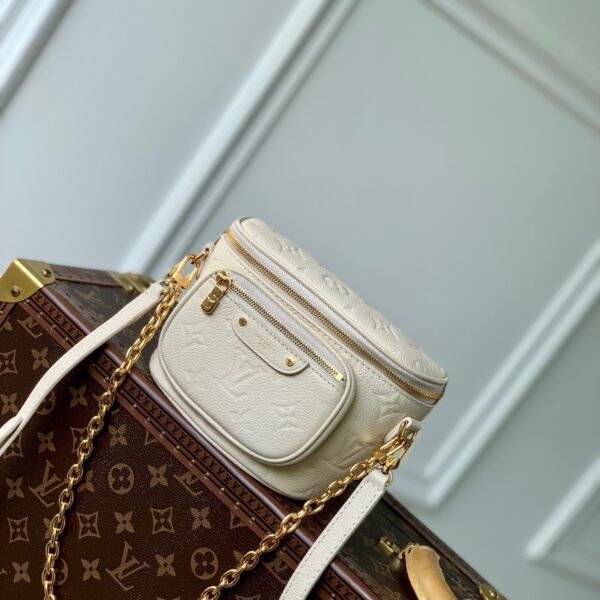 LV M82208米白压花