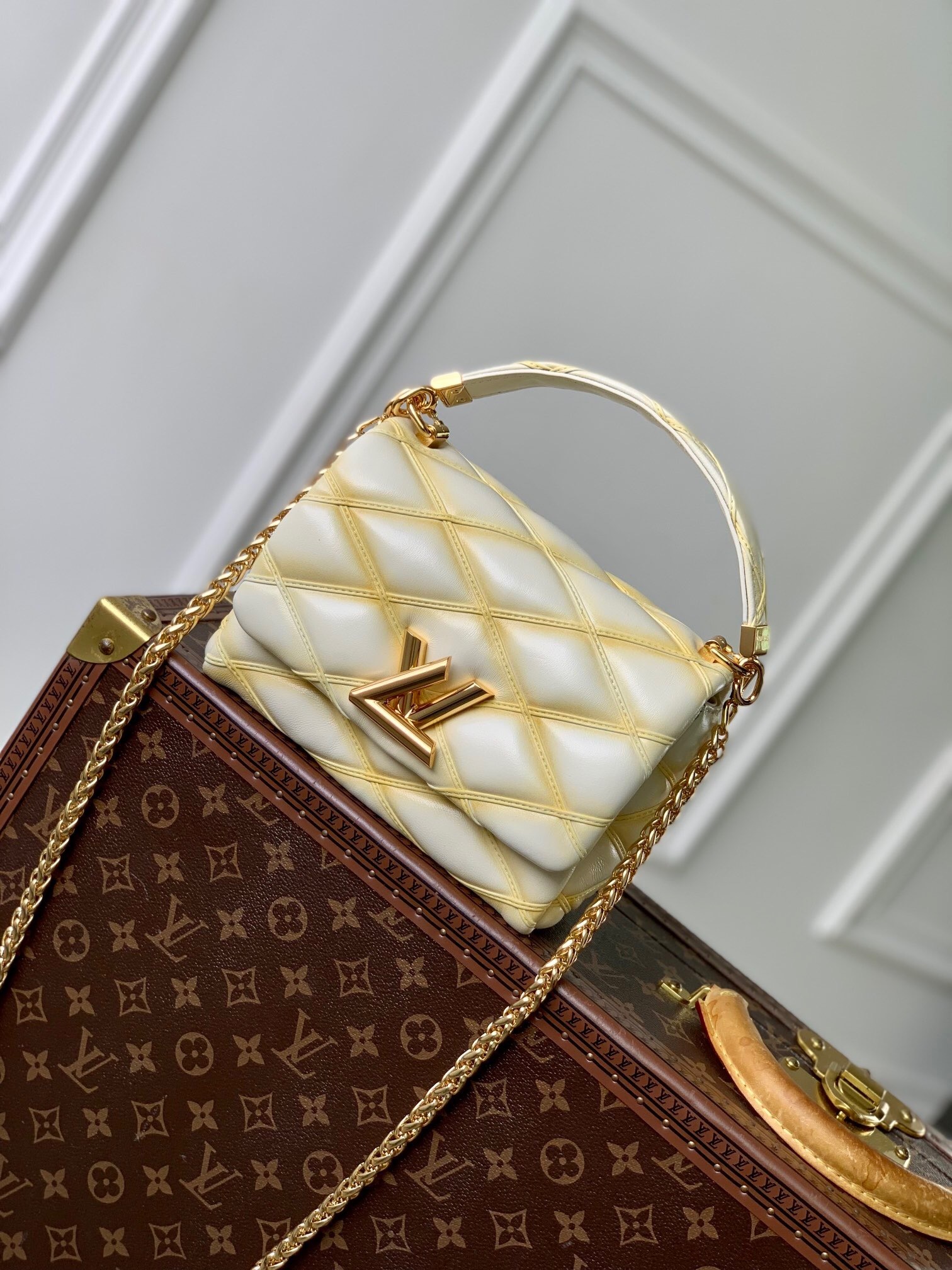 LV M12338淡黄色 – Louis Vuitton Luxury Handbag