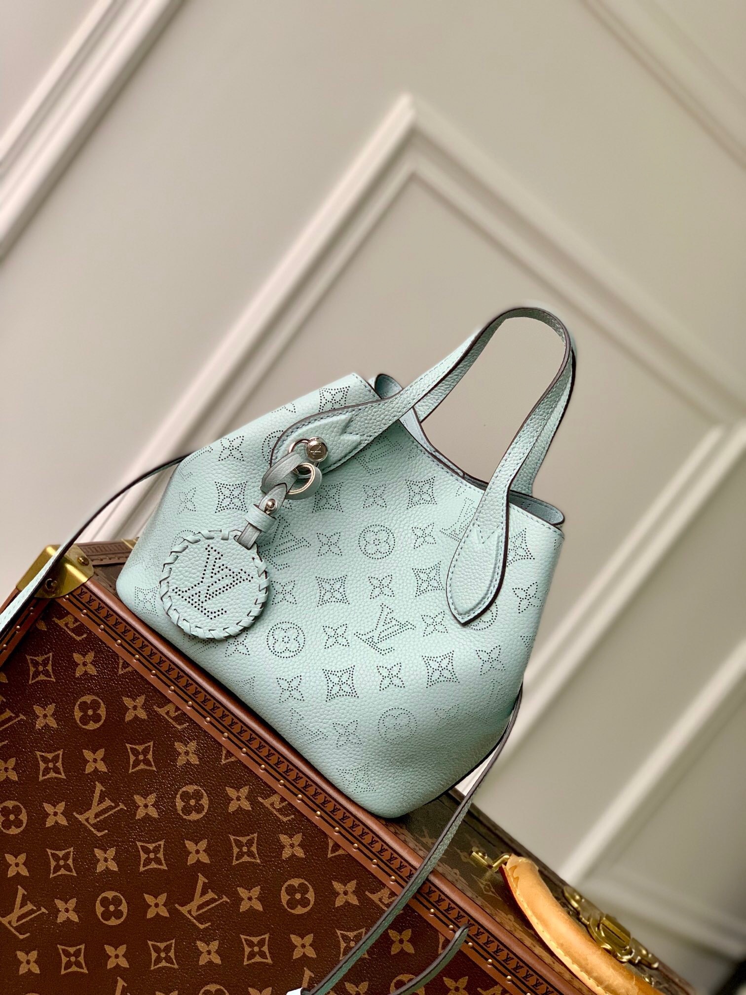 LV M21849 01 – Louis Vuitton Luxury Handbag