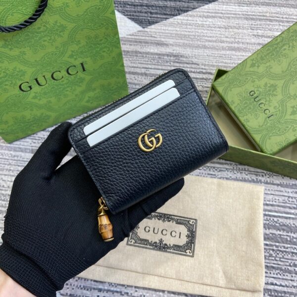 Gucci  739500