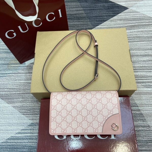 Gucci 820688 02