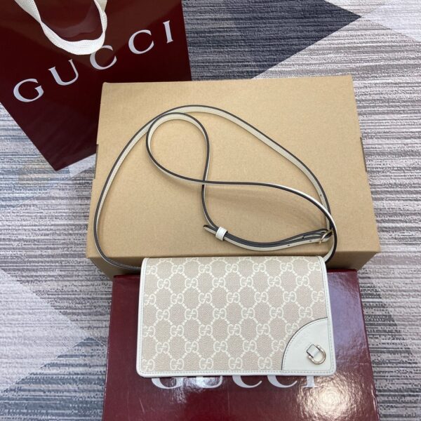 Gucci 820688 03