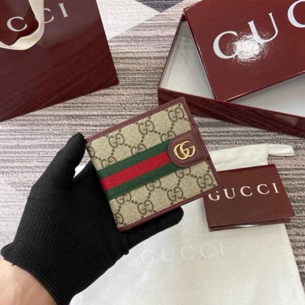 Gucci 834271 02
